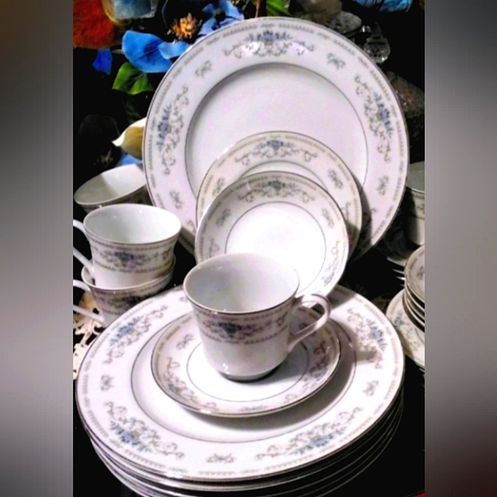 DIANE FINE CHINA OF JAPAN 6 DINNER PLATES
